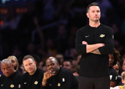 Reeves: Redick đã nói với chúng tôi vào giờ nghỉ giải lao rằng đừng có thêm một quý thứ ba tồi tệ nữa