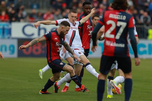 Cagliari đấu với Bologna