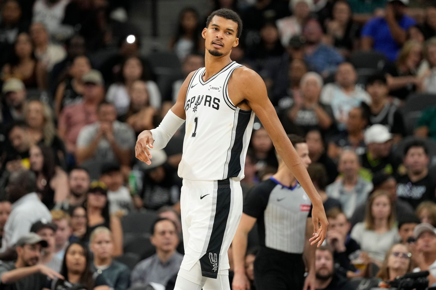 HLV Spurs nói về 6 pha phạm lỗi của Wenban: Đây là trận đấu kỳ lạ với nhiều pha vi phạm và đối đầu quyết liệt