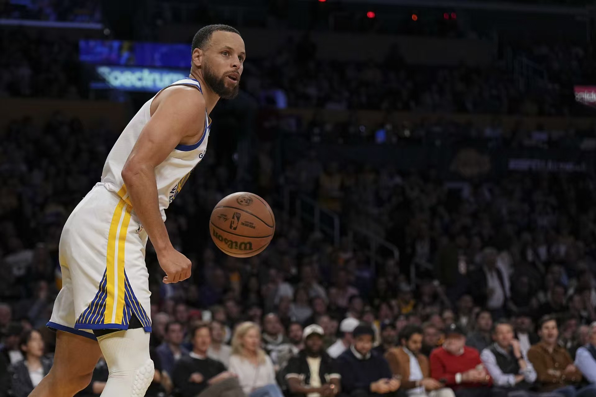 Sau khi Curry bước sang tuổi 35, anh ghi hơn 45 điểm sau 6 trận, giúp James giành ngôi đầu tiên trong lịch sử.