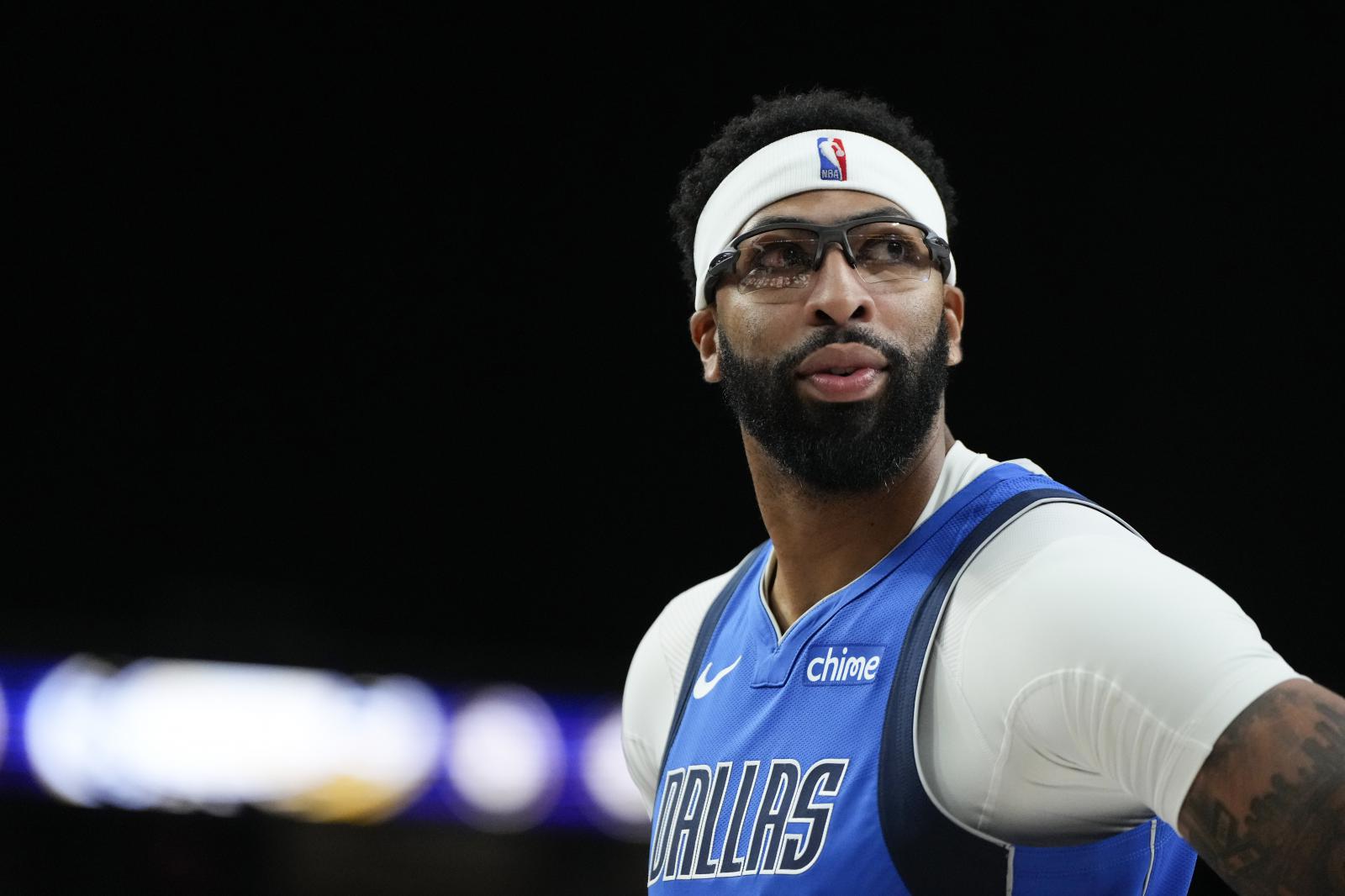 ESPN: Giờ đây, việc ông chủ Mavericks có quyết định liệu lông mày dày có quay trở lại cuộc chơi hay không là tùy thuộc vào quyết định của ông chủ Mavericks. Người trước đã yêu cầu quay trở lại.