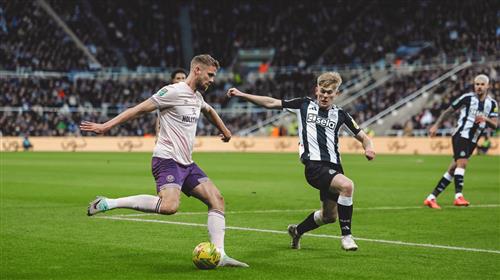 Newcastle United đấu với Brentford