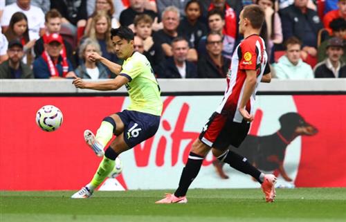 Brentford đấu với Southampton