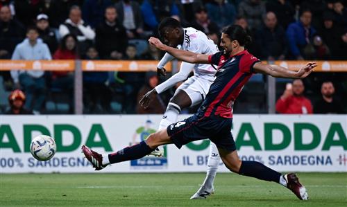 Cagliari đấu với Juventus