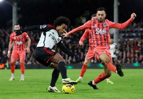 Fulham đấu với Everton