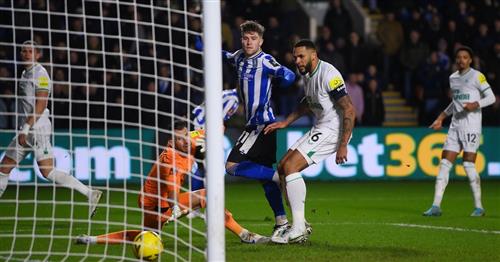 Sheffield Wednesday đấu với Newcastle