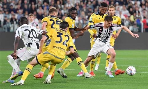 Juventus đấu với Udinese