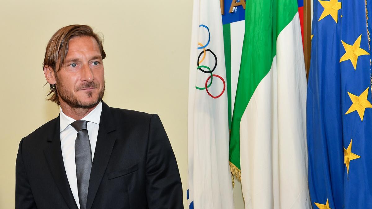 Totti: Xấu hổ vì nhổ nước bọt ở Euro 2004; Mourinho là HLV giỏi nhất của Roma