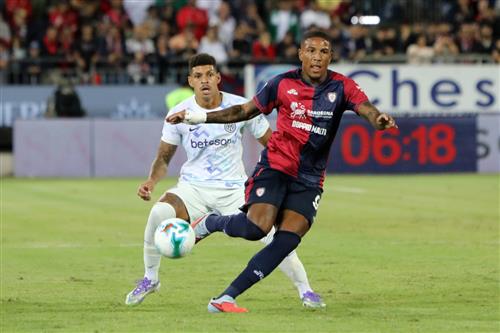Cagliari đấu với Inter Milan