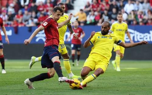 Mạnh mẽ vs Cadiz