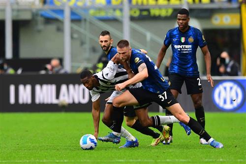 Inter Milan đấu với Udinese