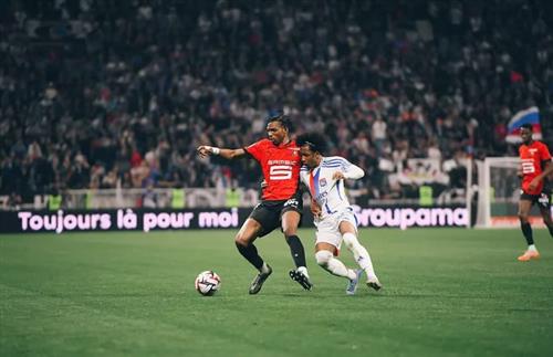 Lyon đấu với Rennes
